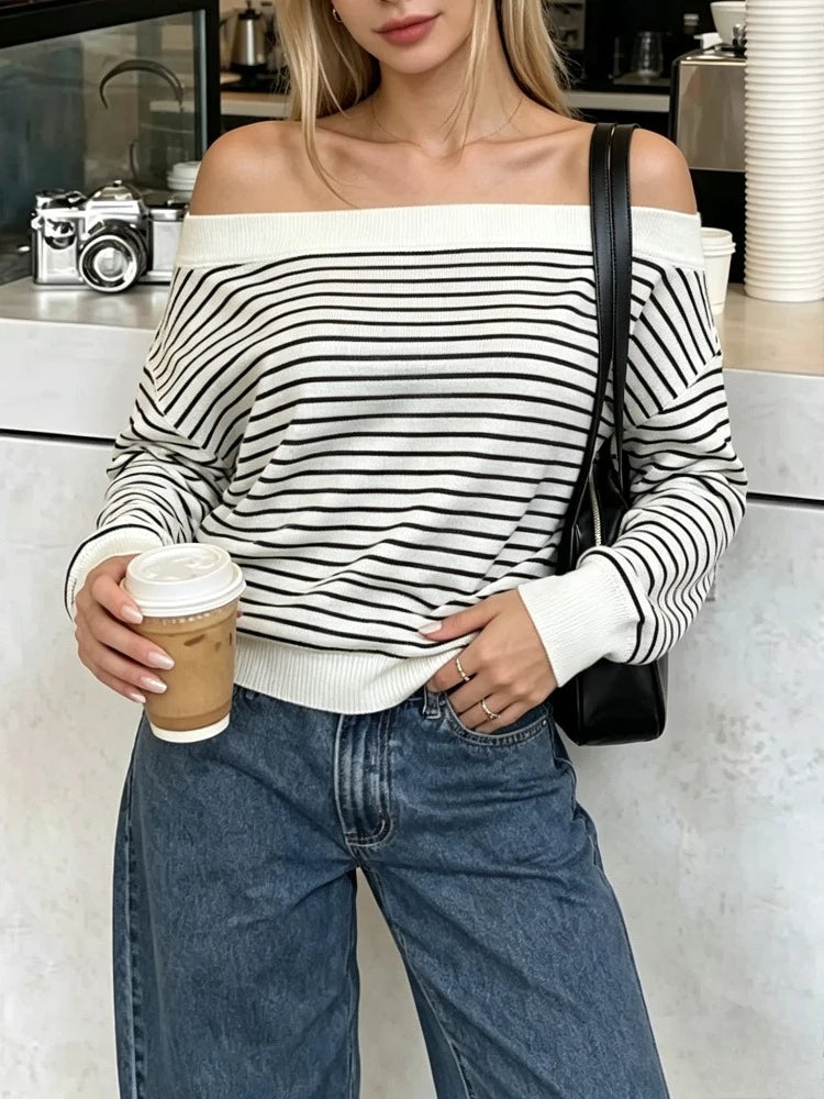 Pull Rayé Femme – Col Asymétrique et Épaules Dénudées