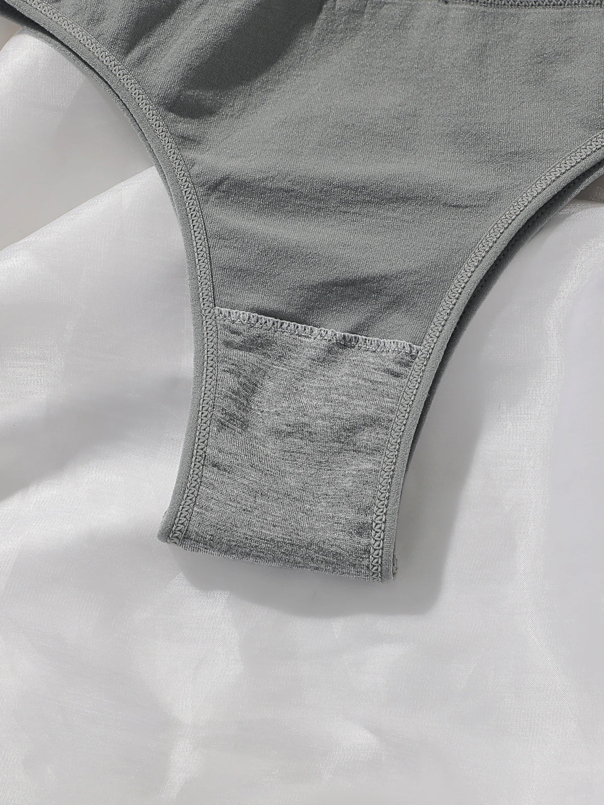String Triangle Uni Femme – Coupe Discrète