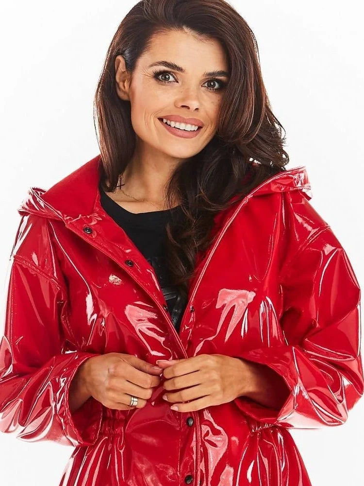 Manteau Verni à Capuche et Fermeture Boutonnée