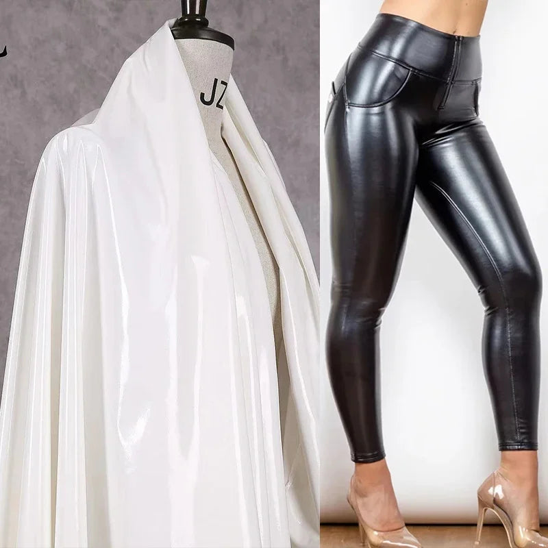 Pantalon Ajusté en Similicuir à Coutures Dessinées