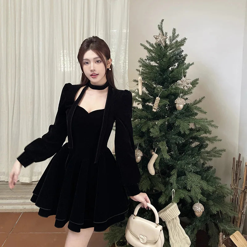 Robe courte femme en velours noir à col carré et tour de cou