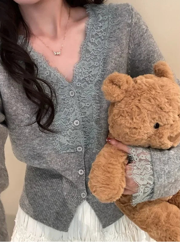 Cardigan en Maille Femme – Col V et Bordure en Dentelle