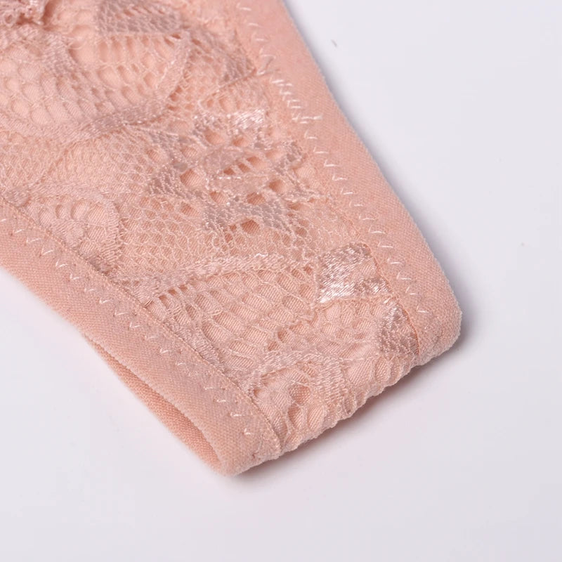 String Femme – Dentelle Délicate