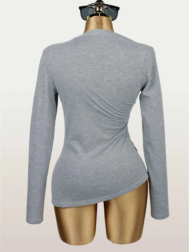 Haut Gris à Col Asymétrique – Coupe Ajustée