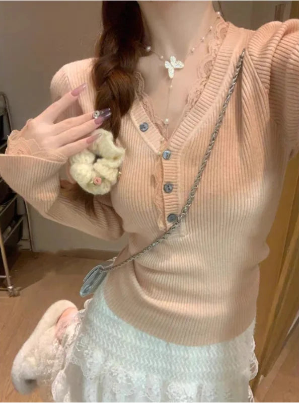 Pull Ajusté Femme – Col V et Empiècements en Dentelle