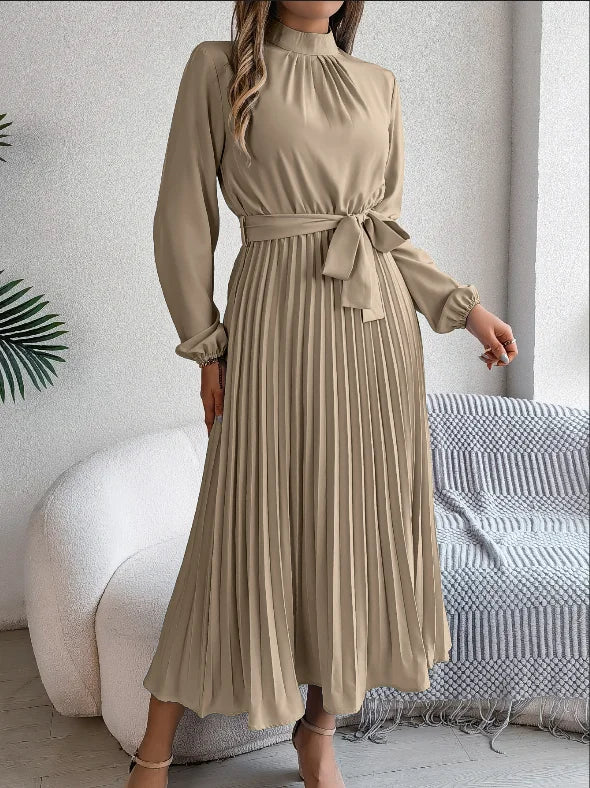 Robe Longue Plissée Femme – Col Montant et Laçage