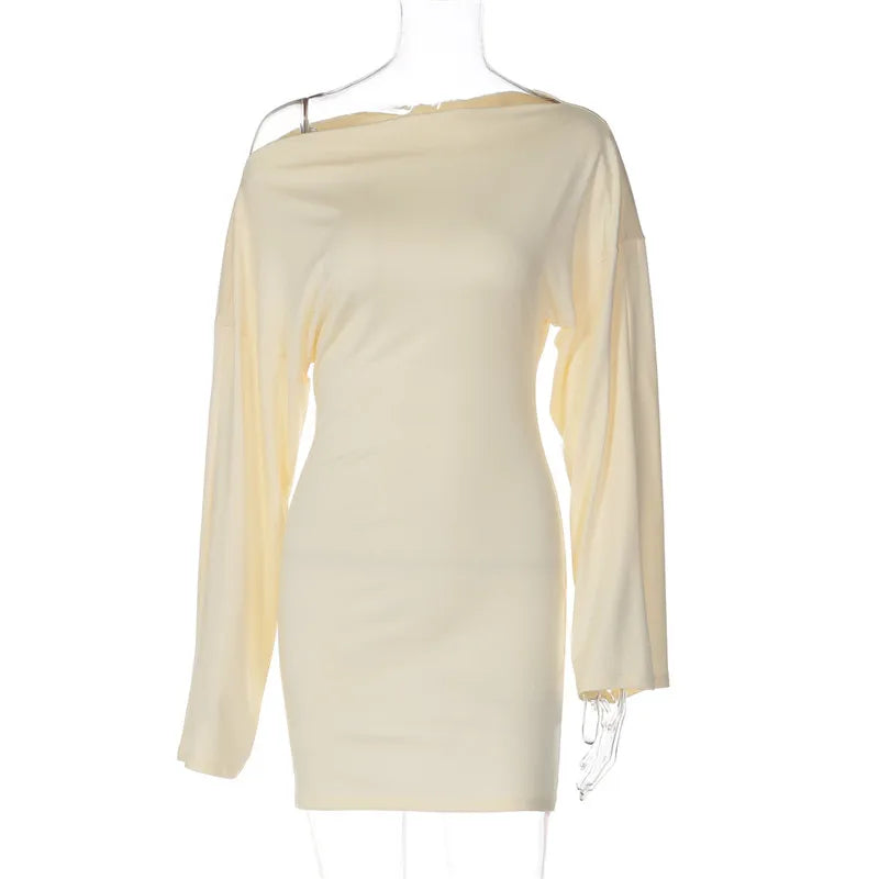 Robe courte asymétrique ajustée à manches longues
