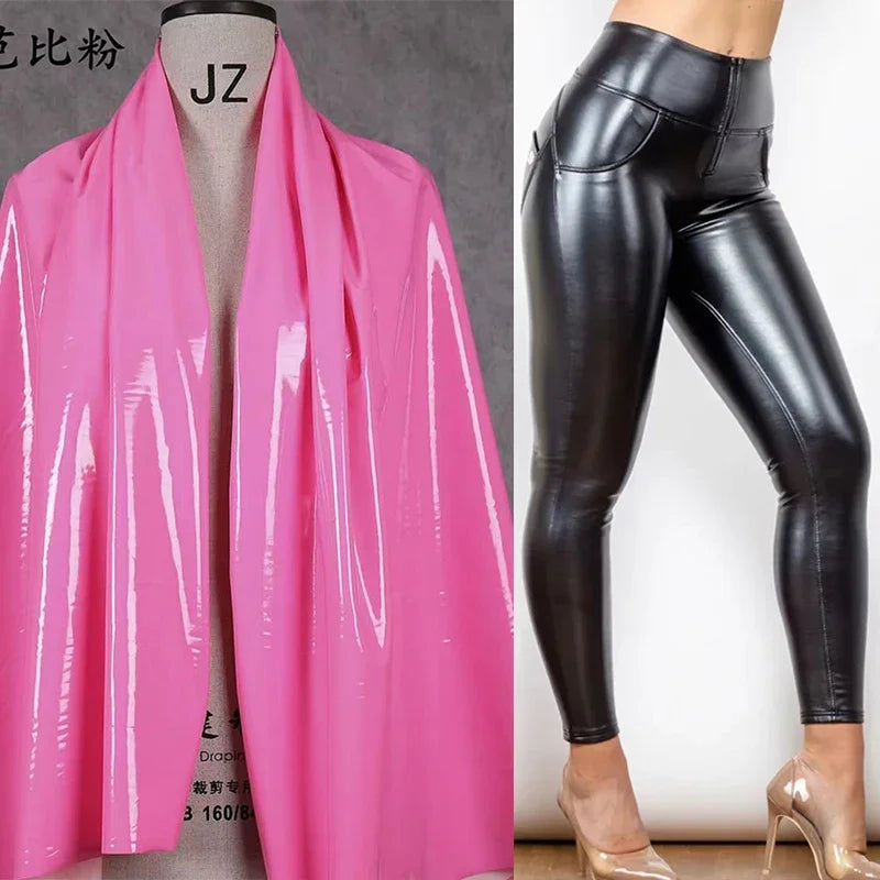 Pantalon Ajusté en Similicuir à Coutures Dessinées