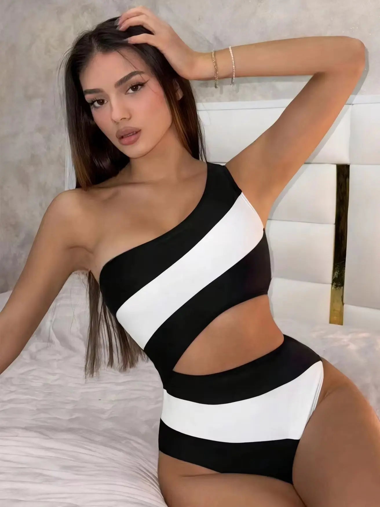 Maillot de bain une pièce asymétrique épaule dénudée pour femmes