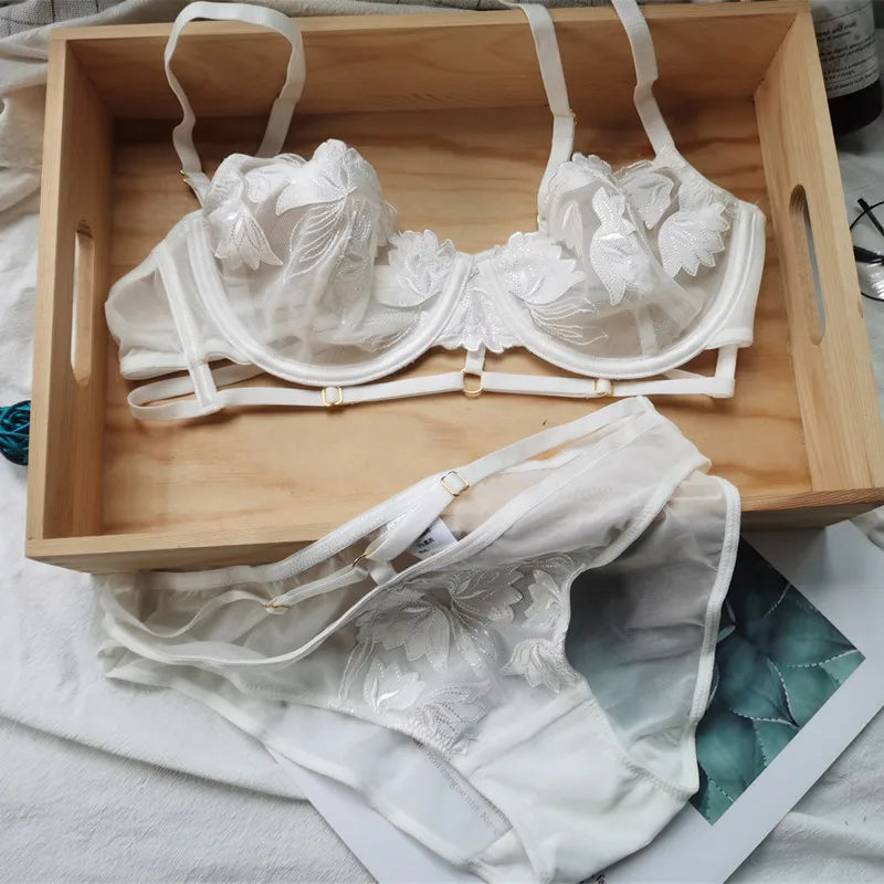 Ensemble de soutien-gorge brodé de fleurs avec dentelle transparente et culotte pour femmes