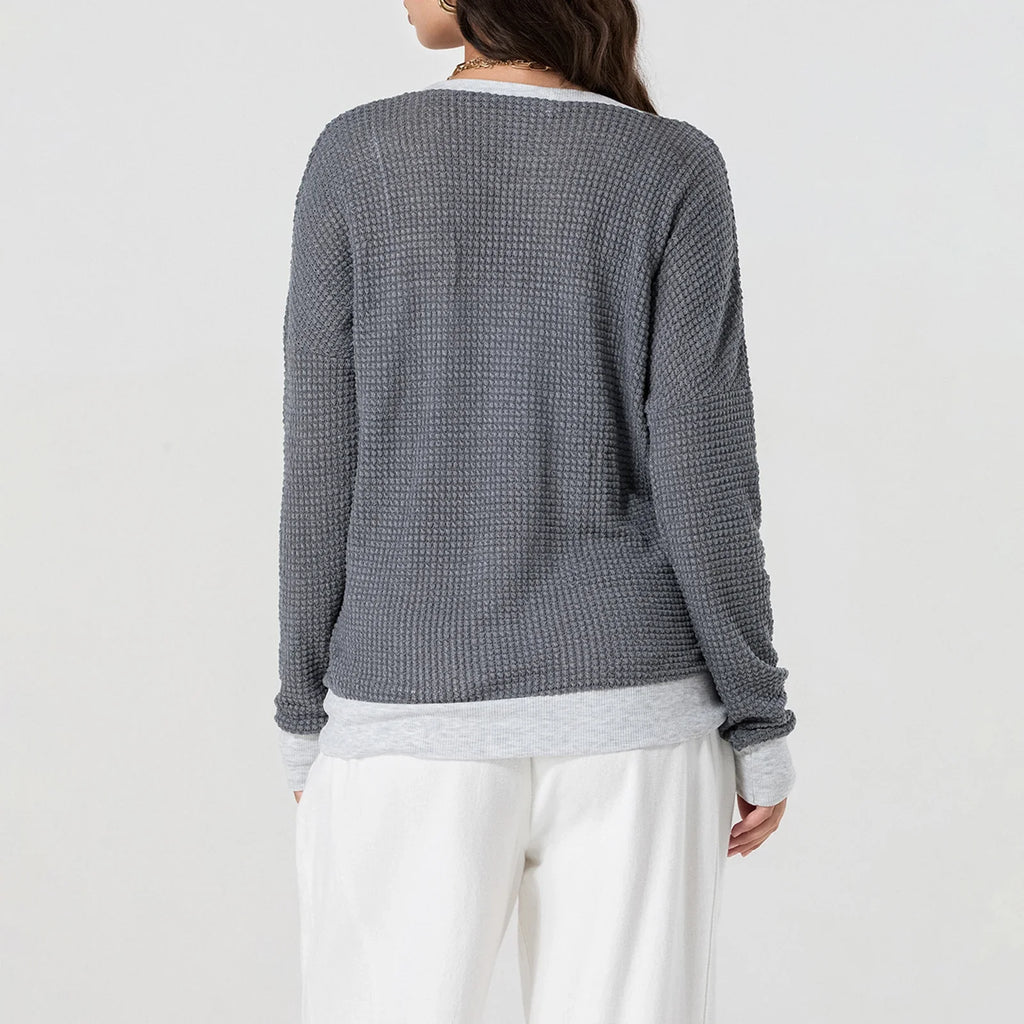 T-shirt décontracté simple à manches longues et col en V contrastant pour femmes