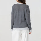T-shirt décontracté simple à manches longues et col en V contrastant pour femmes