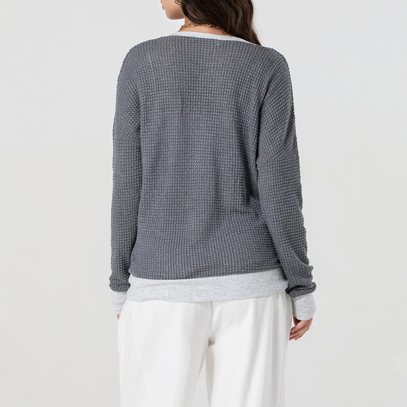 T-shirt décontracté simple à manches longues et col en V contrastant pour femmes