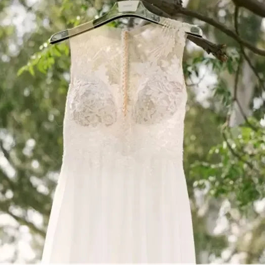 Robe de mariée élégante en dentelle sans manches pour femmes