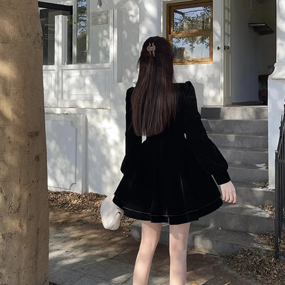 Robe courte femme en velours noir à col carré et tour de cou