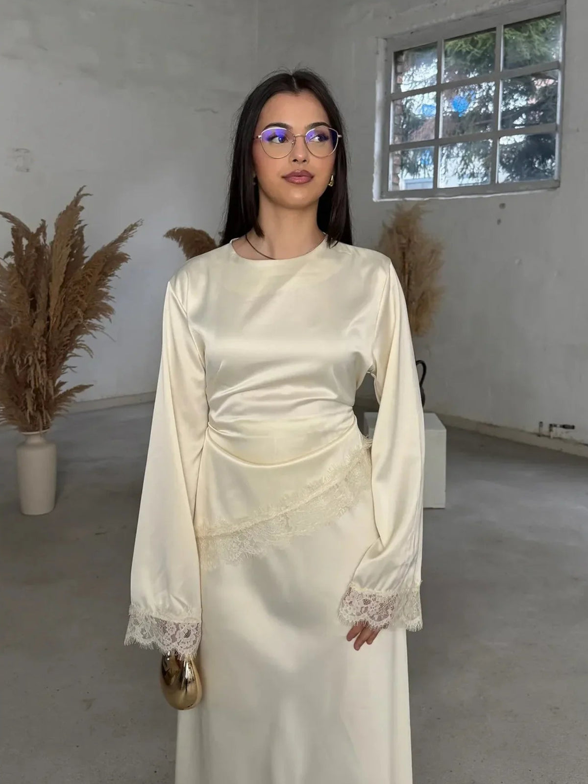 Chemise Satinée Femme – Dentelle et Ourlet Asymétrique