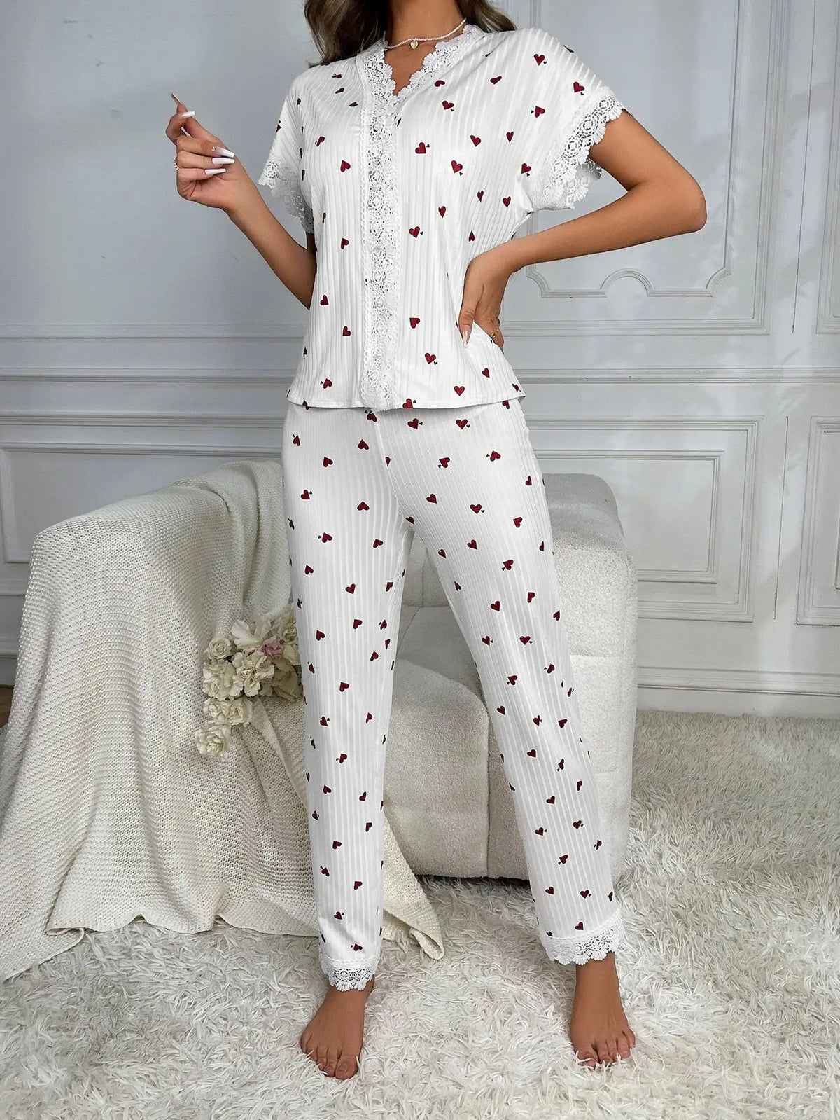 Pyjama à Cœurs Femme – Haut Manches Courtes en Dentelle et Pantalon
