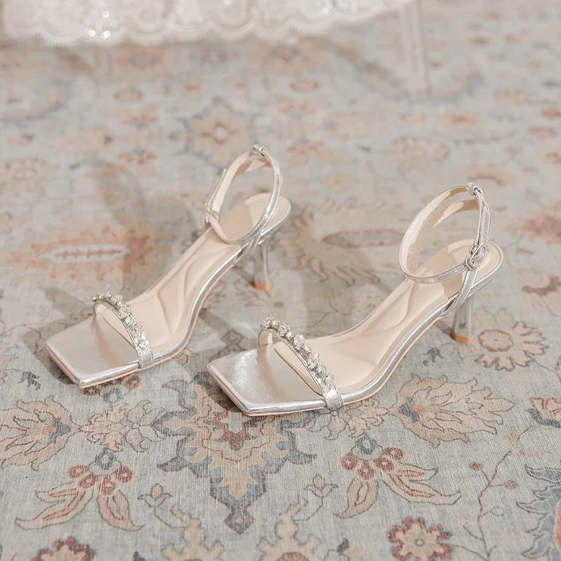 Sandales à talons argentés et strass pour femmes