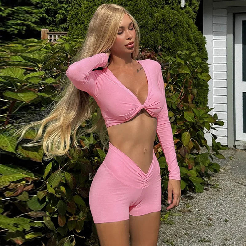 Ensemble deux pièces  haut court à manches longues et col en V et short taille haute pour femmes