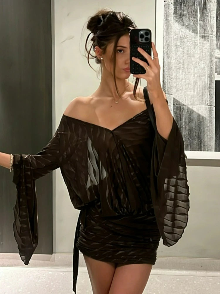 Robe courte à col en V et manches longues pour femmes