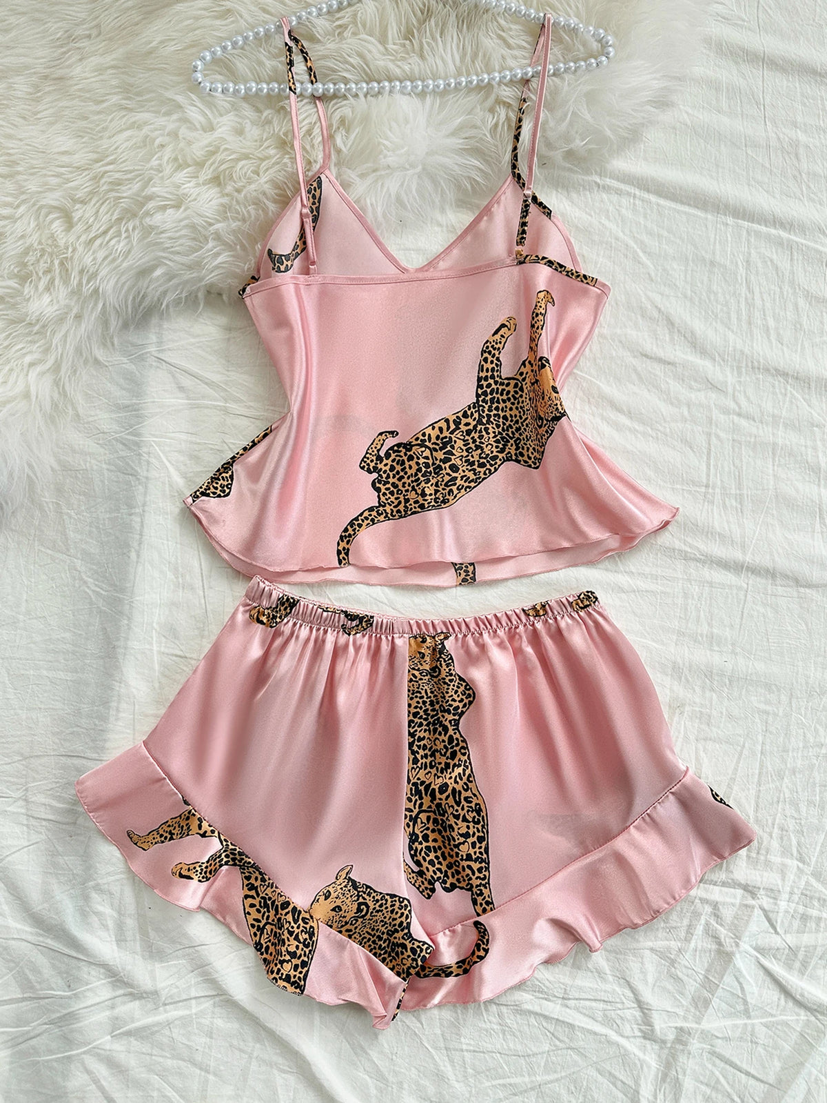 Pyjama d’Été 2 Pièces Femme – Léopard et Tissu Soyeux