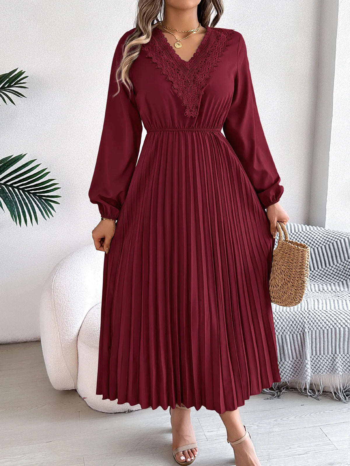 Robe Longue Plissée Femme – Col V et Taille en Dentelle