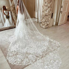 Robe de mariée sirène élégante avec applications de dentelle pour femmes