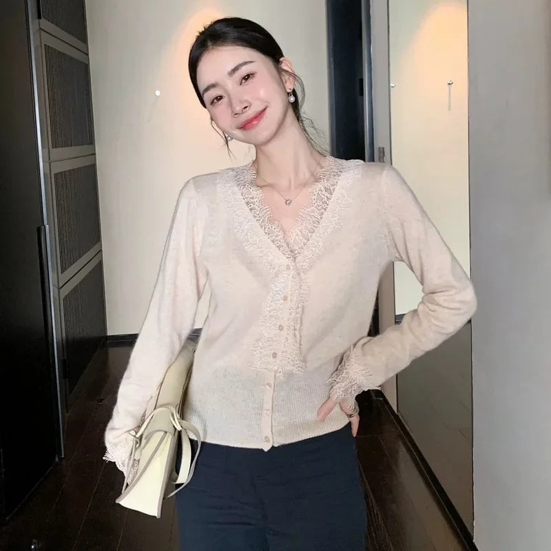 Cardigan en Maille Femme – Col V et Bordure en Dentelle
