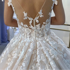 Robes de mariée en dentelle avec des appliques pour femmes