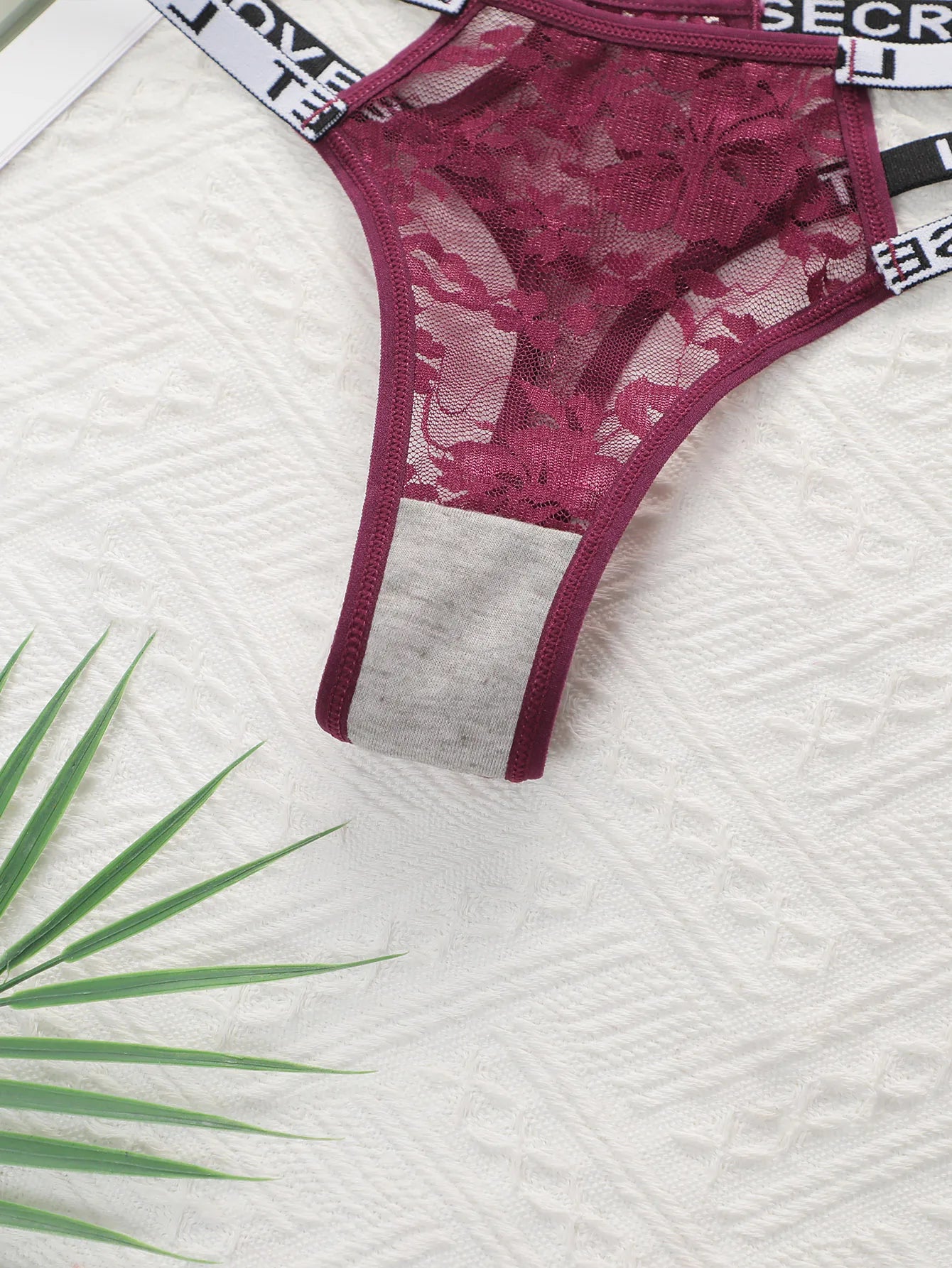 String en dentelle ajourée taille basse pour femmes