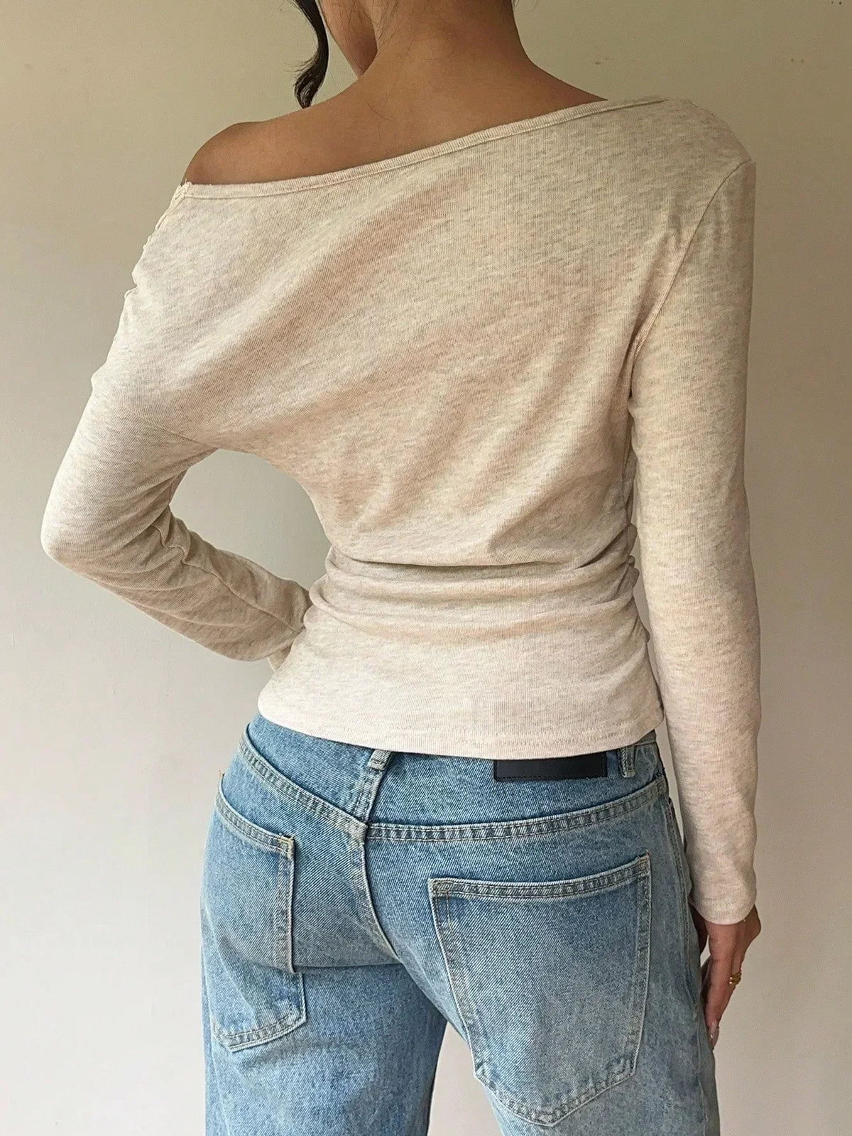 Top Asymétrique Femme – Épaules Dénudées et Dentelle Florale