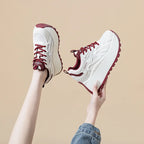 Baskets compensée en cuir synthétique pour femmes