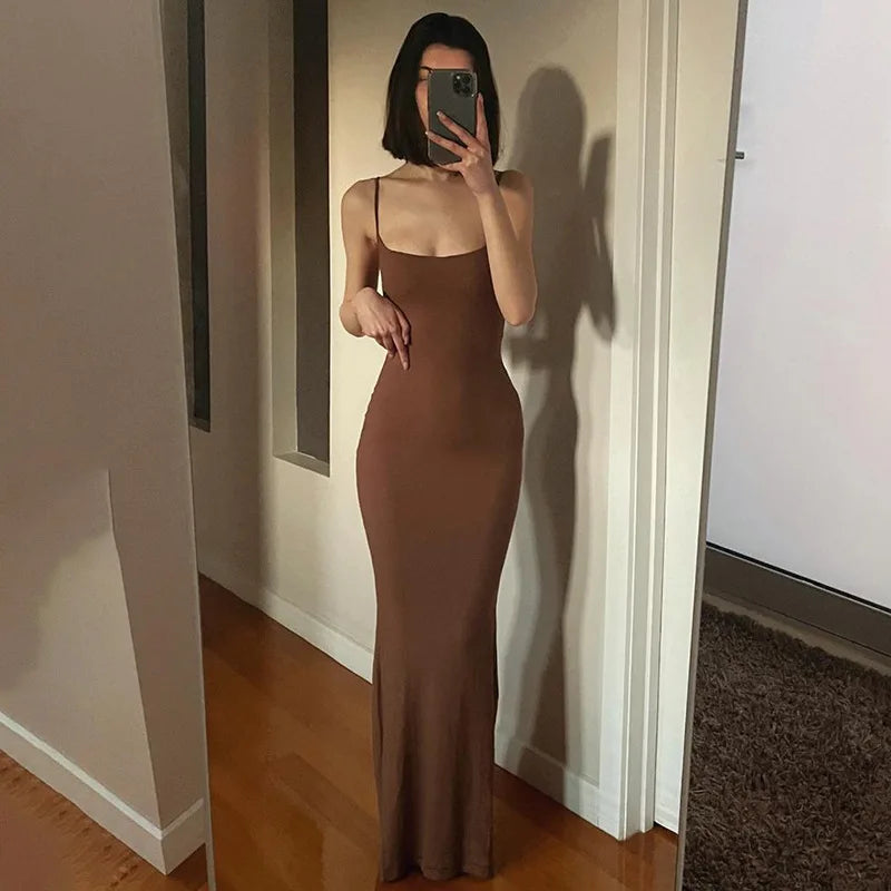 Robe longue dos nu en satin sans manches pour femmes