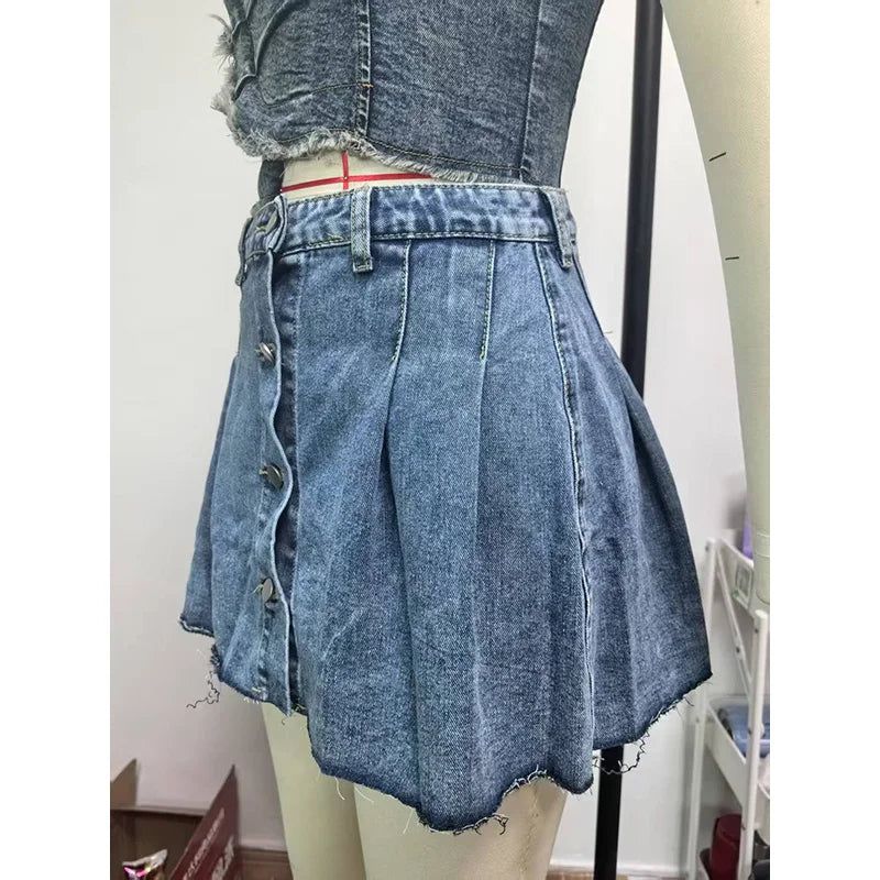 Jupe courte plissée boutonnée sur le devant pour femmes