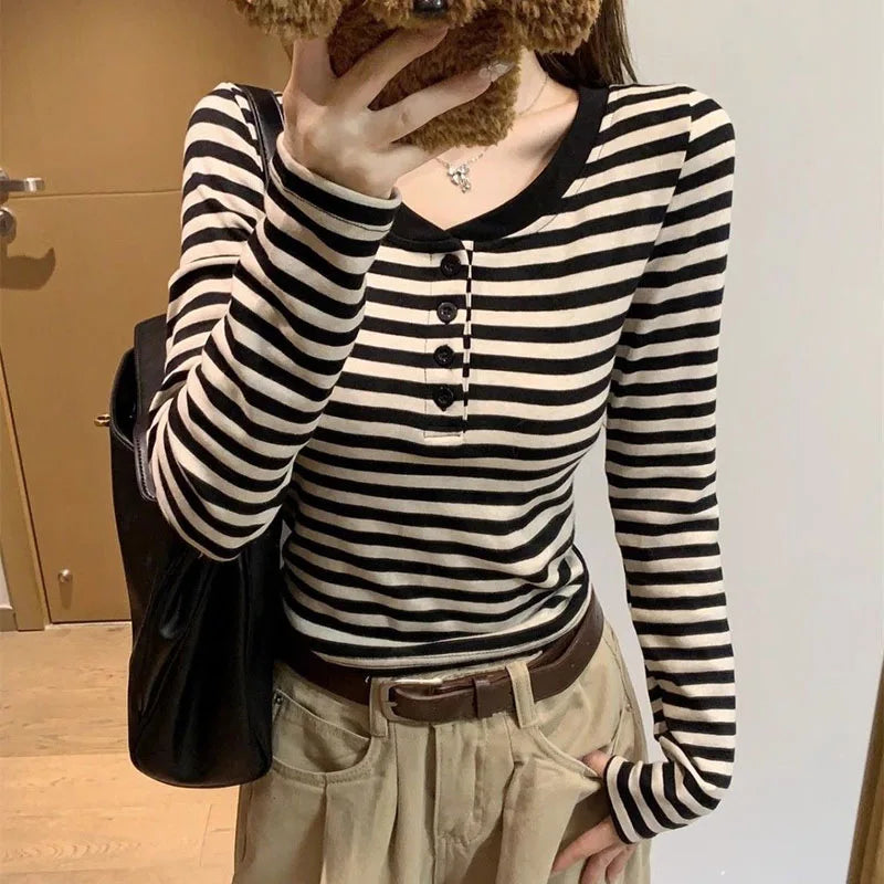 T-shirt Rayé Femme – Coupe Ajustée et Boutons