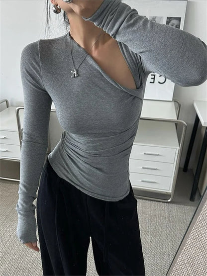 Haut Gris à Col Asymétrique – Coupe Ajustée