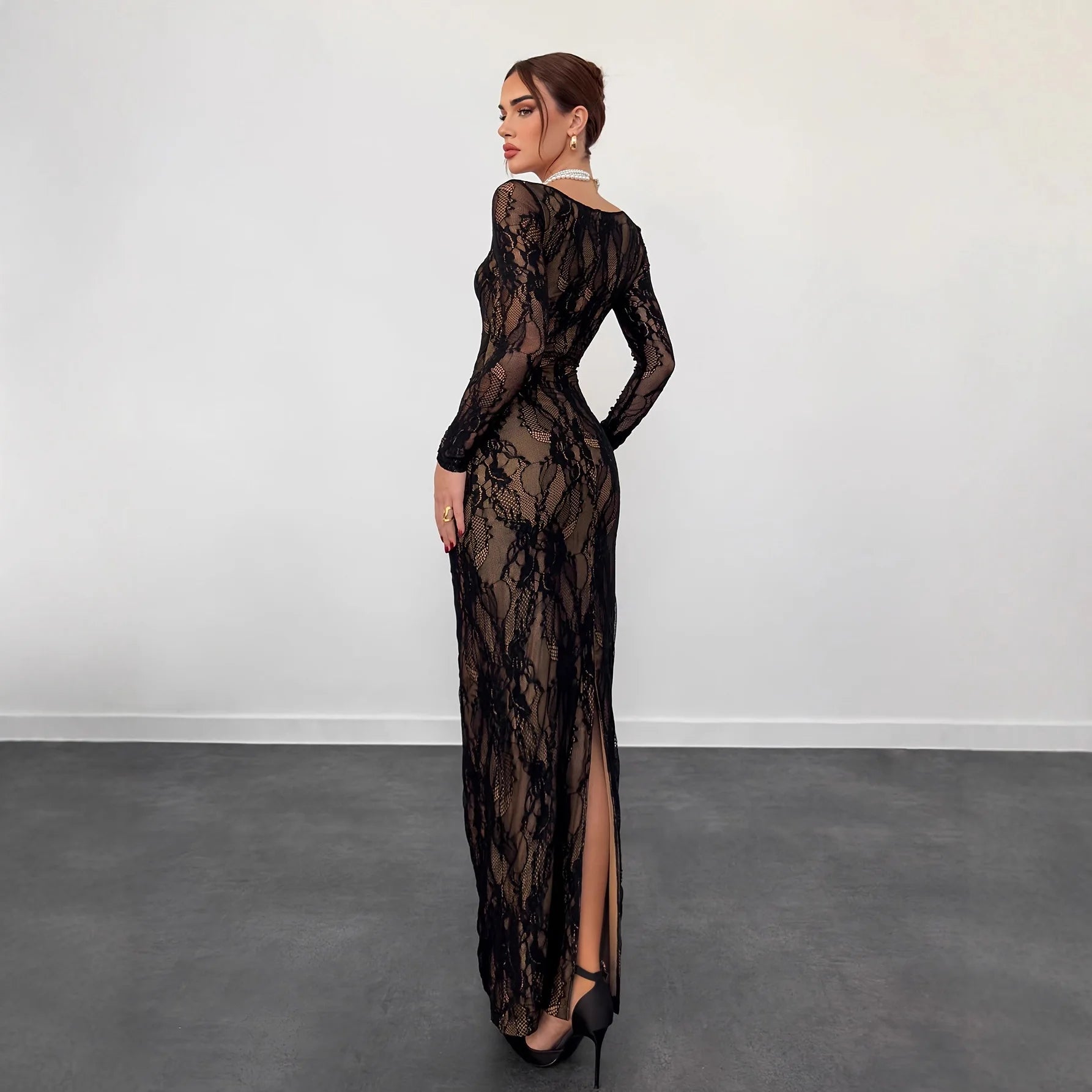 Robe longue élégante en dentelle avec col carré pour femmes