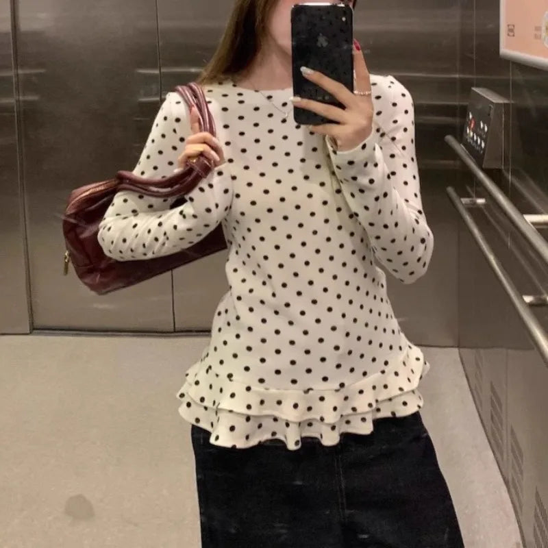 T-shirt à Pois Femme – Coupe Cintrée et Bords à Volants