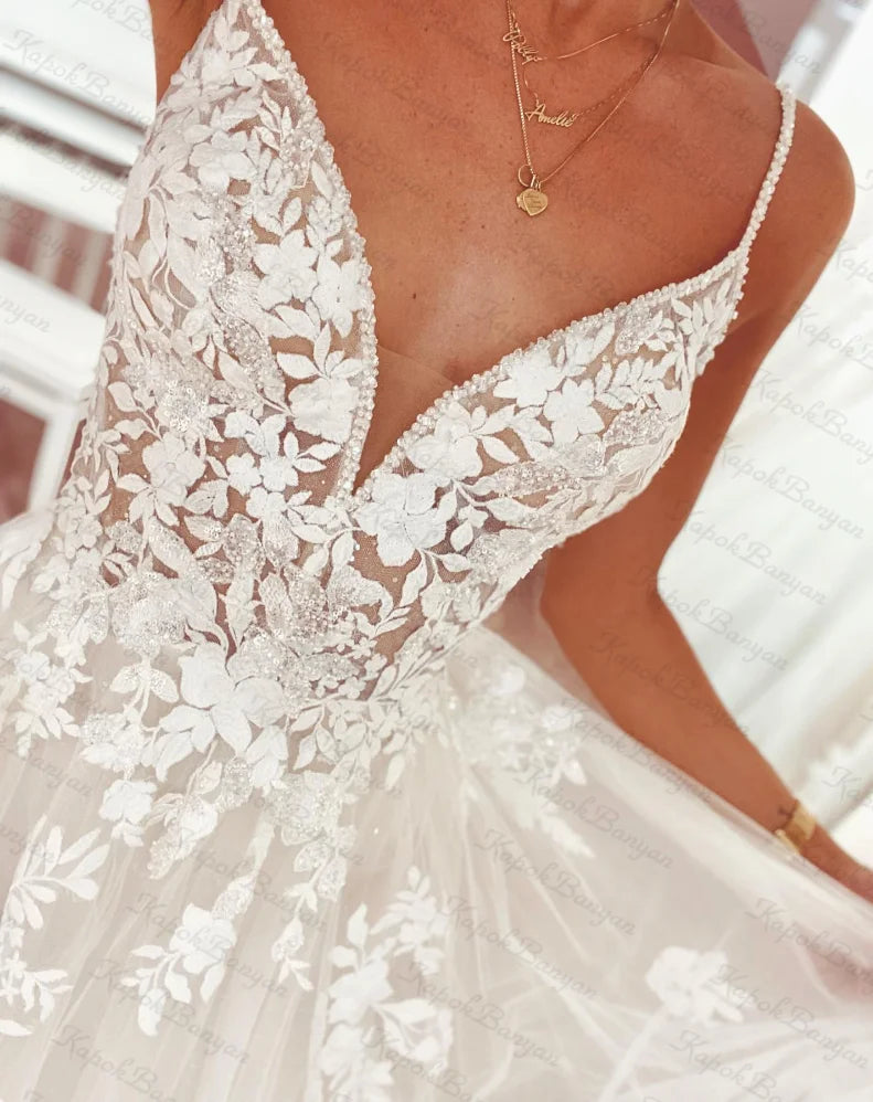 Robe de mariée vintage en dentelle à fines bretelles et col en V pour femmes