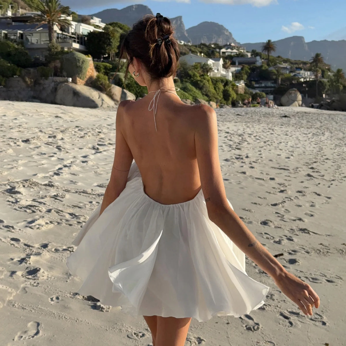 Robe de plage femme blanche dos nu en mousseline