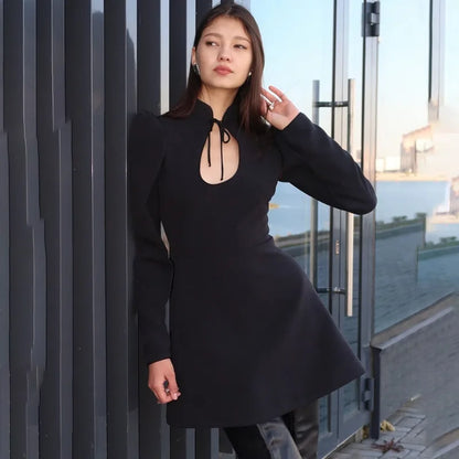 Robe Courte Blanche Femme – Laçage et Col Montant Rétro