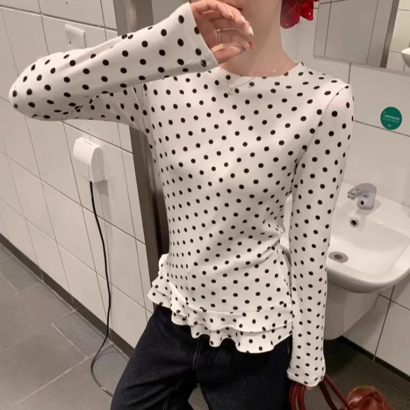 T-shirt à Pois Femme – Coupe Cintrée et Bords à Volants