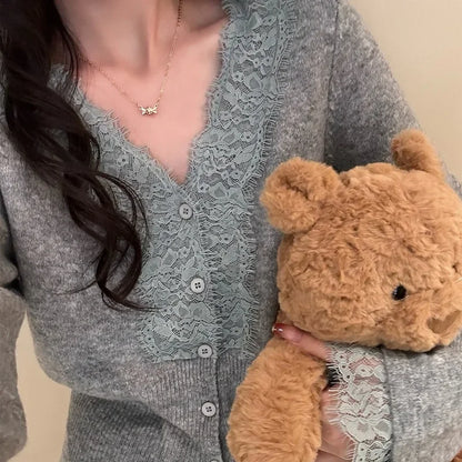 Cardigan en Maille Femme – Col V et Bordure en Dentelle