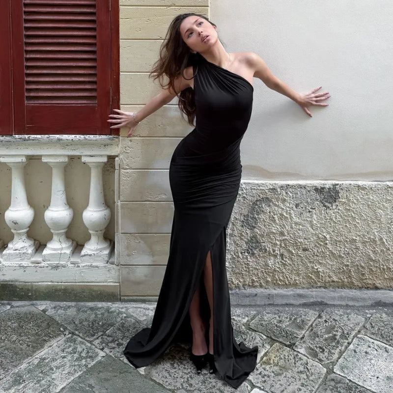 Robe longue cintrée à col diagonal pour femmes