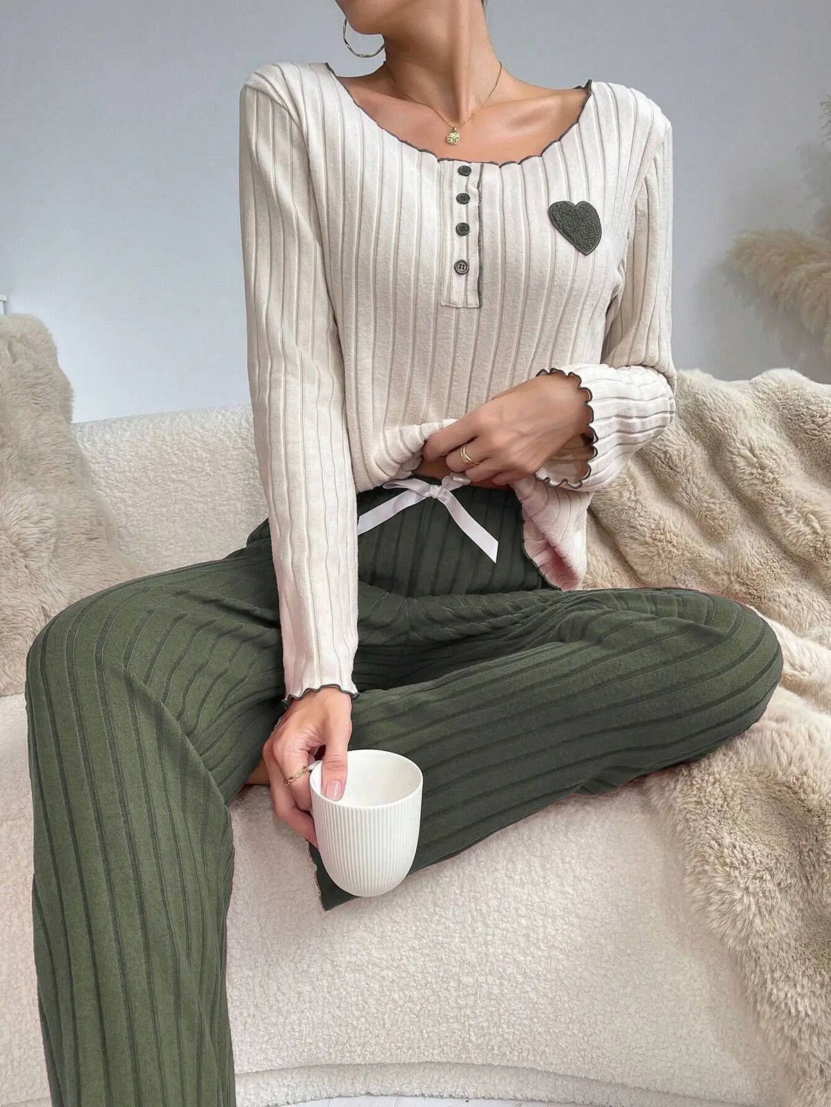 Pyjama à Cœurs Femme – Haut Manches Longues et Pantalon