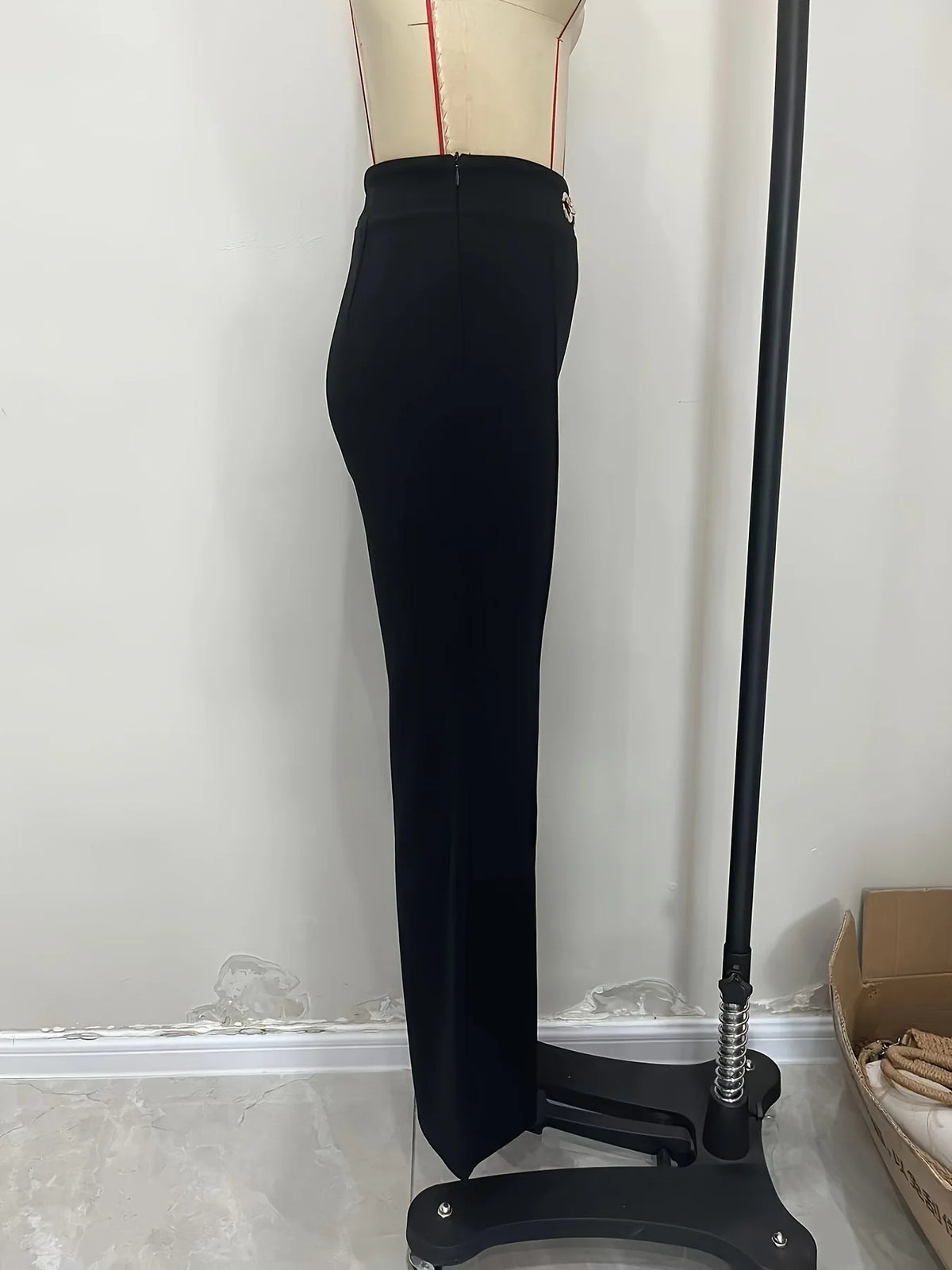 Pantalon Droit Noir Femme – Taille Haute et Détail Métallique