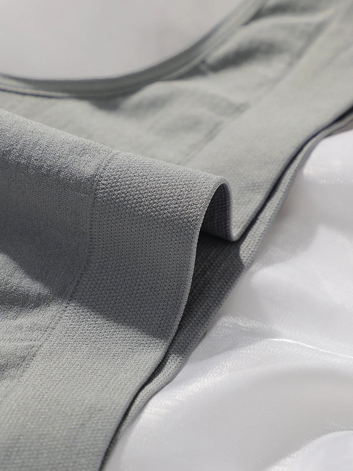 String Triangle Uni Femme – Coupe Discrète
