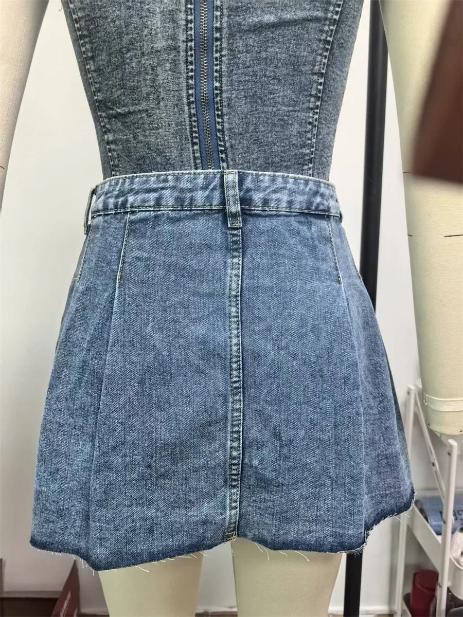 Jupe courte plissée boutonnée sur le devant pour femmes