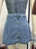 Jupe courte plissée boutonnée sur le devant pour femmes