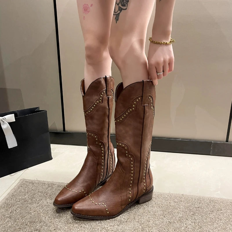 Bottes cloutées en cuir à talons bas pour femmes